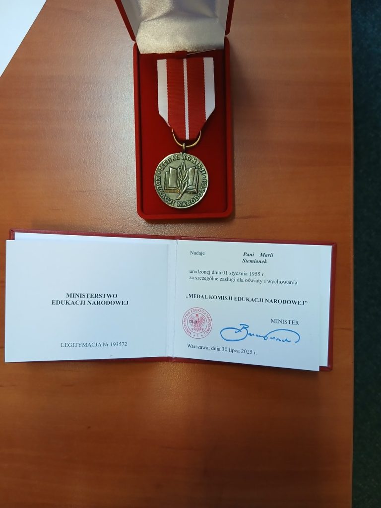 Medal Komisji Edukacji Narodowej wraz z legitymacja nr 193572 nadany Marii Siemionek